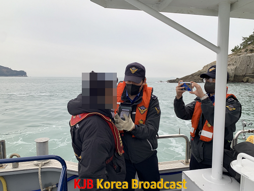 여수해경이 선박 검문검색 중 음중운항을 확인하고 있다..png