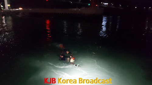 여수해경이 여수 종화동 앞 해상 익수자를 구조하고 있다..png