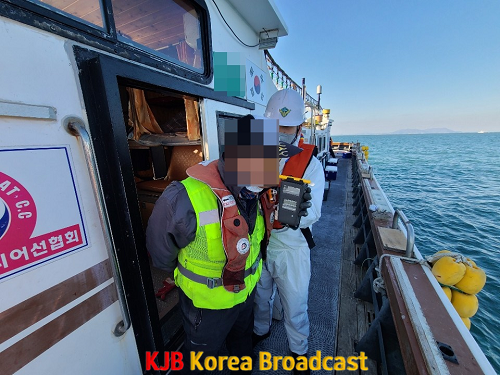 여수해경이 음주측정을 하고있다.png