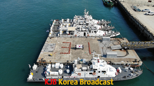 경비함정 전용부두 에서 구명조끼로 만든 3.1절 퍼포먼스(1).png