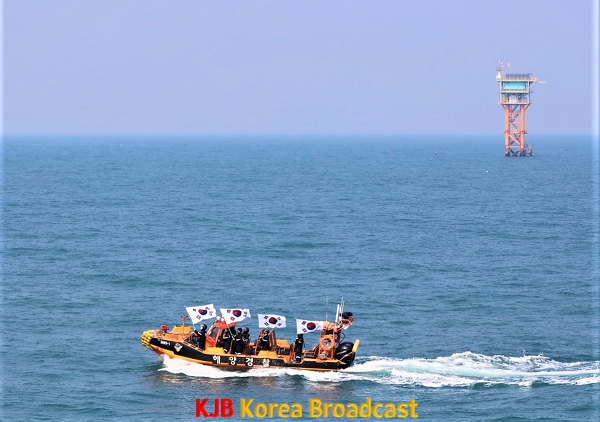 3. 제103주년 삼일절을 맞아 애국심을 고취하고 해양주권 수호 의지를 다지기 위해 목포해양경찰서 3009함 승조원들이 전남 신안군 가_.png