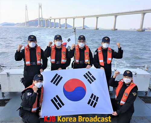 7. 제103주년 삼일절을 맞아 애국심을 고취하기 위해 목포해양경찰서 P-35정 승조원들이 신안군 천사대교 앞 해상에서 태극기 퍼포먼스_.png