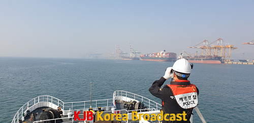 저시정 항내 안전관리중인 경비함정.png