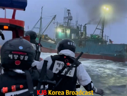 목포해경이 검문검색을 위해 불법조업 외국어선에 접근하고 있다(2).png
