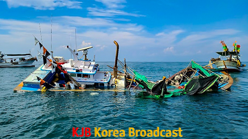어선간 충돌에 인해 침수된 어선.png