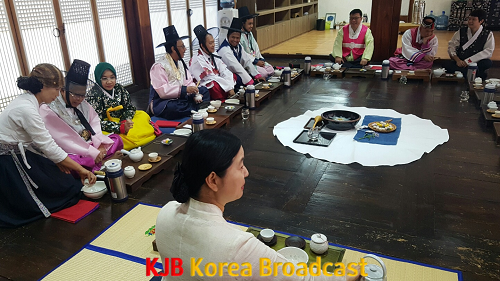 3.창원의집-외국인관광객다도체험.png
