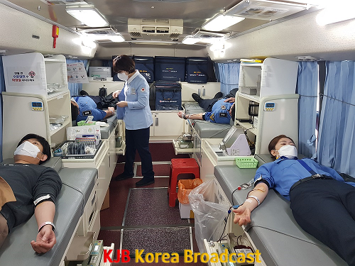 목포해경이 사랑의 헌혈을 실시하고 있다.png