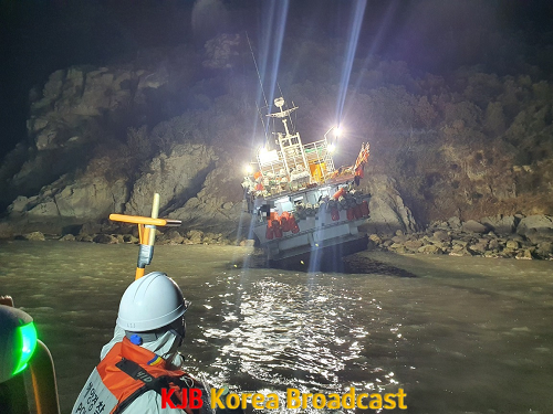 목포해경이 좌초된 선박의 구조를 위해 접근하고 있다.png