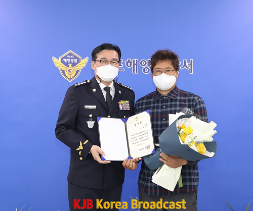 목포해양경찰서장이 선박 충돌사고 구조 지원을 한 2019박서아 선장에게 감사장을 수여했다.png