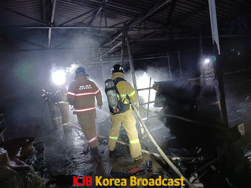 보성소방서- 축사화재 진화 후 잔불 정리하는 모습.png