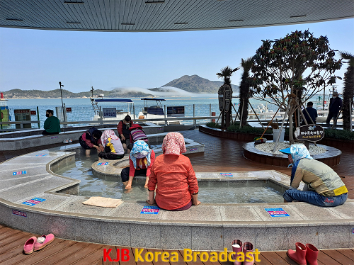 해수 족욕을 즐기는 주민들.png