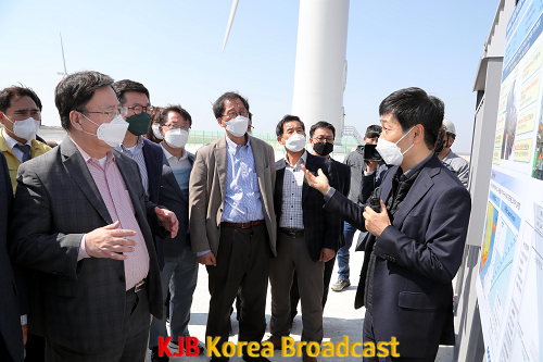 20220416 인수위 지역균형특위 해상풍력 현장 방문5-영광 두산중공업 터빈 실증단지.png