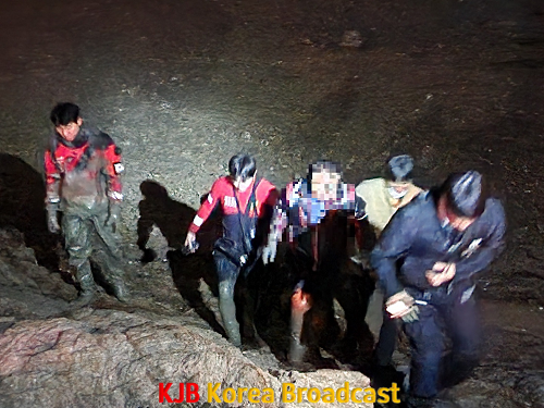 목포해경이 지난 16일 함평 돌머리 인근 갯벌에서 고립됐던 70대 남성을 구조하고 함께 육지로 이동하고 있다.png