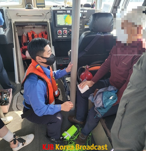 22.04.20완도해경, 뱀에 물린 섬마을 관광객 등 긴급이송...생명 지장 없어(배포용) (1).png