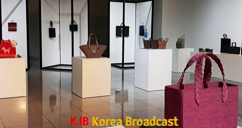 한지 공예 가방의 전시 모습.png