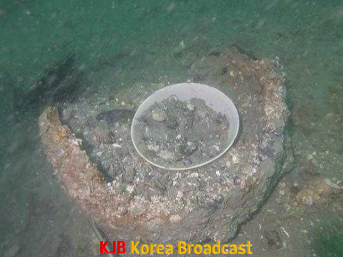 철제솥과 백자발 수중매장 상태.PNG