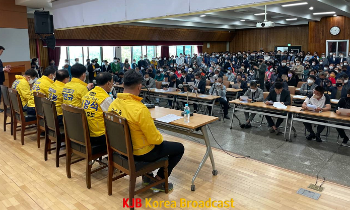 0502기자회견사진1.png
