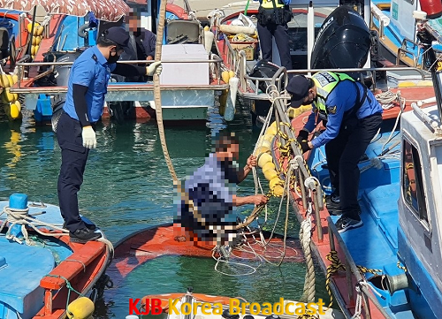 목포해경이 침수된 선박의 침몰 방지를 위해 홋줄을 보강하고 있다.png