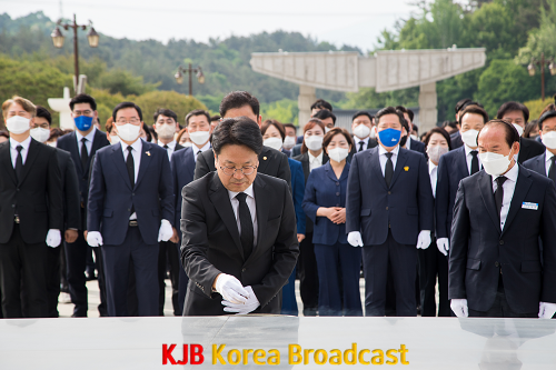 220512_강기정_518참배_사진1.png