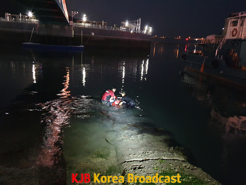 여수해경이 녹동항 해상 추락자를 구조하고있다(1).png