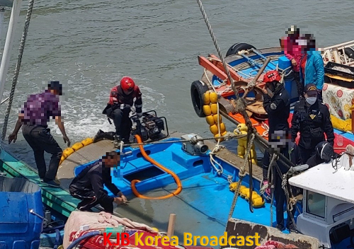 목포해경이 침수선박에 올라 배수작업을 실시하고 있다.png