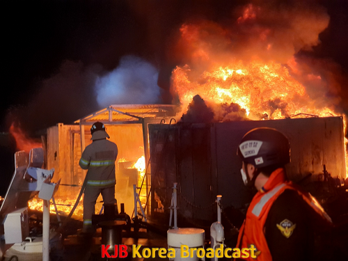 여수해경, 하동 해상 바지선 화재 진압(2).png
