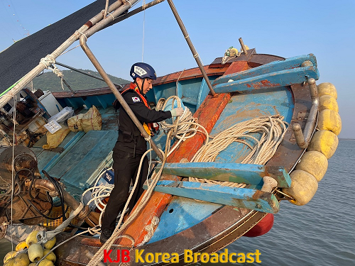 좌초된 선박을 구조하기 위해 준비하고 있는 목포해경.png