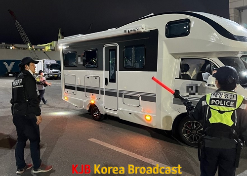 목포해경이 선박을 통해 제주에서 육지로 들어오는 차량을 불시에 임검하고 있다.png