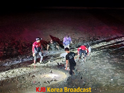 목포해경이 야간 해루질을 하다 고립된 4명을 구조하고 있다.png