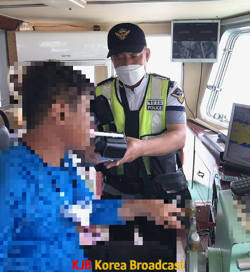 목포해경이 선박운항자를 대상으로 음주운항 단속을 실시하고 있다(2).png