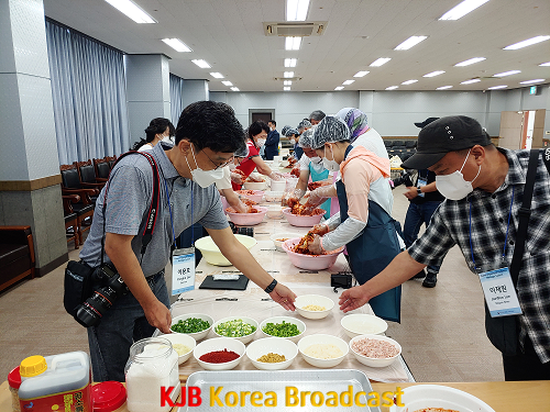 부안군  국가중요어업유산 ‘곰소천일염업’ 외신기자단 체험행사 개최1.png