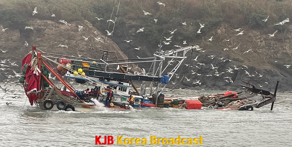 목포해경이 좌초, 침수된 선박에 올라 구조작업을 실시하고 있다.png