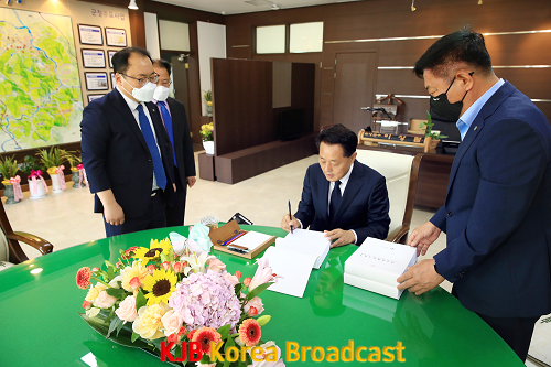 행정과_스마트홍보팀_민선 8기 이상철 곡성군수 취임, 군민이 더 행복한 곡성 열겠다5_사무인계인수서에 서명하고 있는 이상철 곡성군수.png