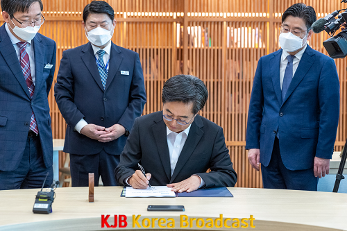 김동연 경기도지사 1호 결재(2).png