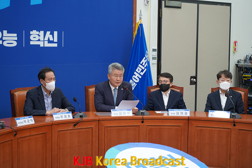 정치보복수사대책위에서 발언하고 있는 김회재 의원.png