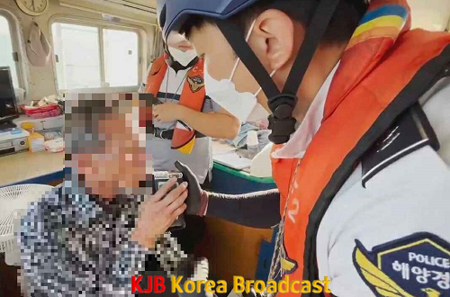 목포해경이 A호의 선장 B씨를 상대로 음주측정을 실시하고 있다.png