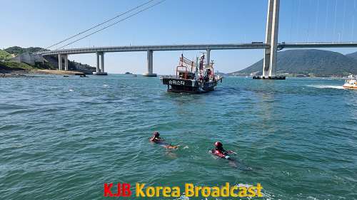 좌초선박에 접근중인 여수해경.png