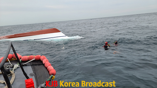 전복선박에 접근하는 여수해경.png