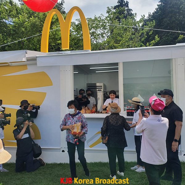 1. 보성에서 찾은 한국의 맛, 맥도날드 보성녹돈 버거 페스티벌 성료-(8) 사진설명, 일일보성점에서 보성녹돈버거를 받아가며 행복해하는 주민.png
