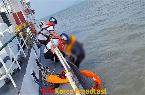 해상에 표류 중인 승선원을 구조하고 있는 목포해경.png