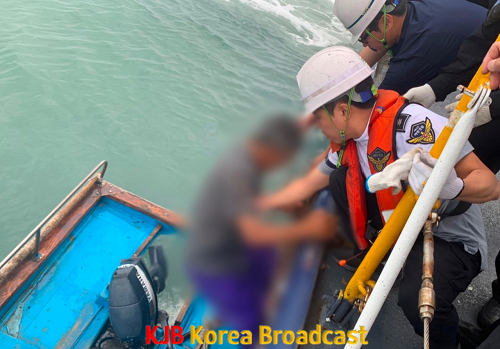 목포해경이 진도군 내병도 인근 해상에 표류됐던 선장을 구조하고 있다.png