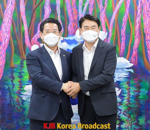 노관규 순천시장(우측)과 김영록 전남도지사(좌측)가 만나 현안논의-20220719.png
