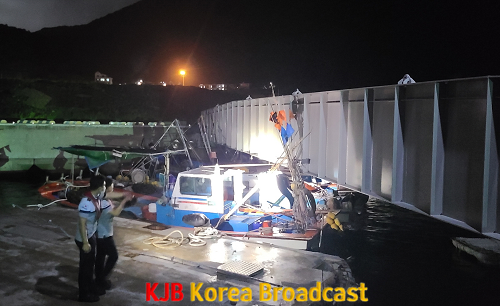 여수 신북항 바지와 계류된 어선이 표류 중 잔교에 걸려있다..png