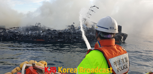 선박 화재진압하는 여수해경(2).png