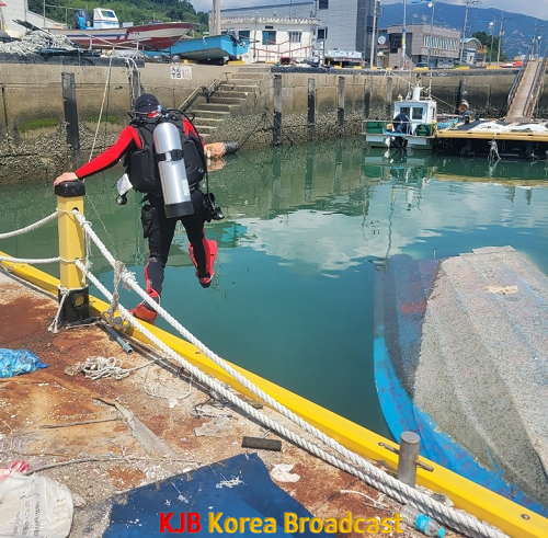 22.08.08완도해경, 회진항 전복 어선 경찰관 직접 잠수...인명피해 없어(배포용 신양식) (1).png