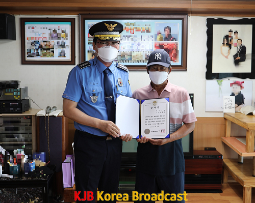 9일 이종욱 목포해경서장이 베드로호 선장 박종운 씨를 찾아 직접 감사장을 전달했다.png