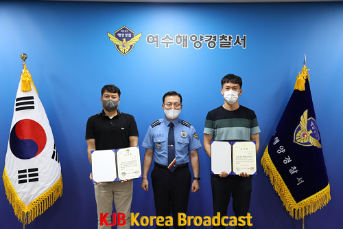 해상추락자 구조한 낚시객들에게 감사장을 수여했다..png