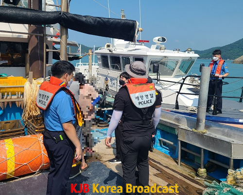 목포해경이 외국인 선원이 승선원 어선을 상대로 검문검색을 실시하고 있다.png