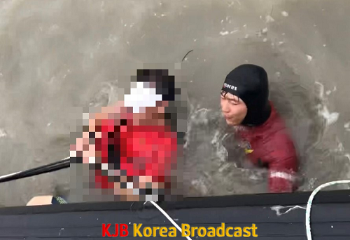 목포해경이바다에 직접 입수해 레스큐 튜브를 이용해 익수자를 구조하고 있다(2).png