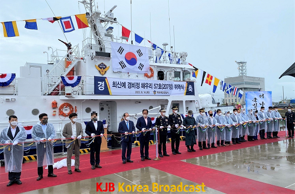 207정 취역 기념 커팅식을 진행하고 있다.png